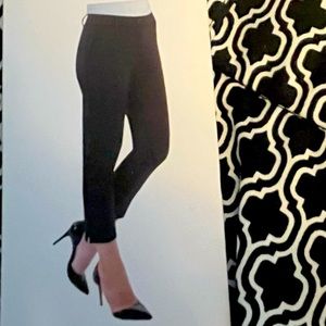 NWT Womans Dahlia Capri Pants w/ Pockets and a Beautiful Pattern!!